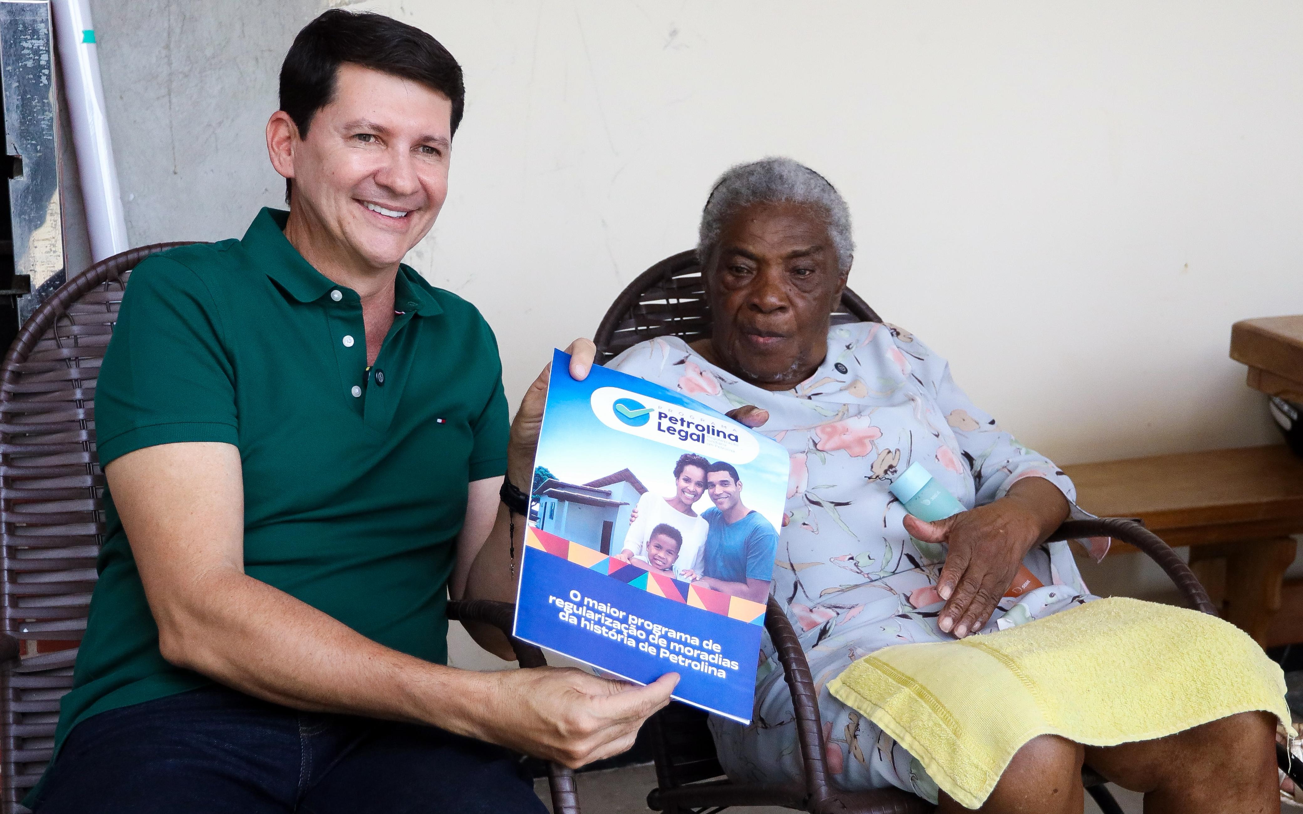Aos 91 anos, moradora do Pedro Raimundo recebe título de posse das mãos do prefeito Simão Durando