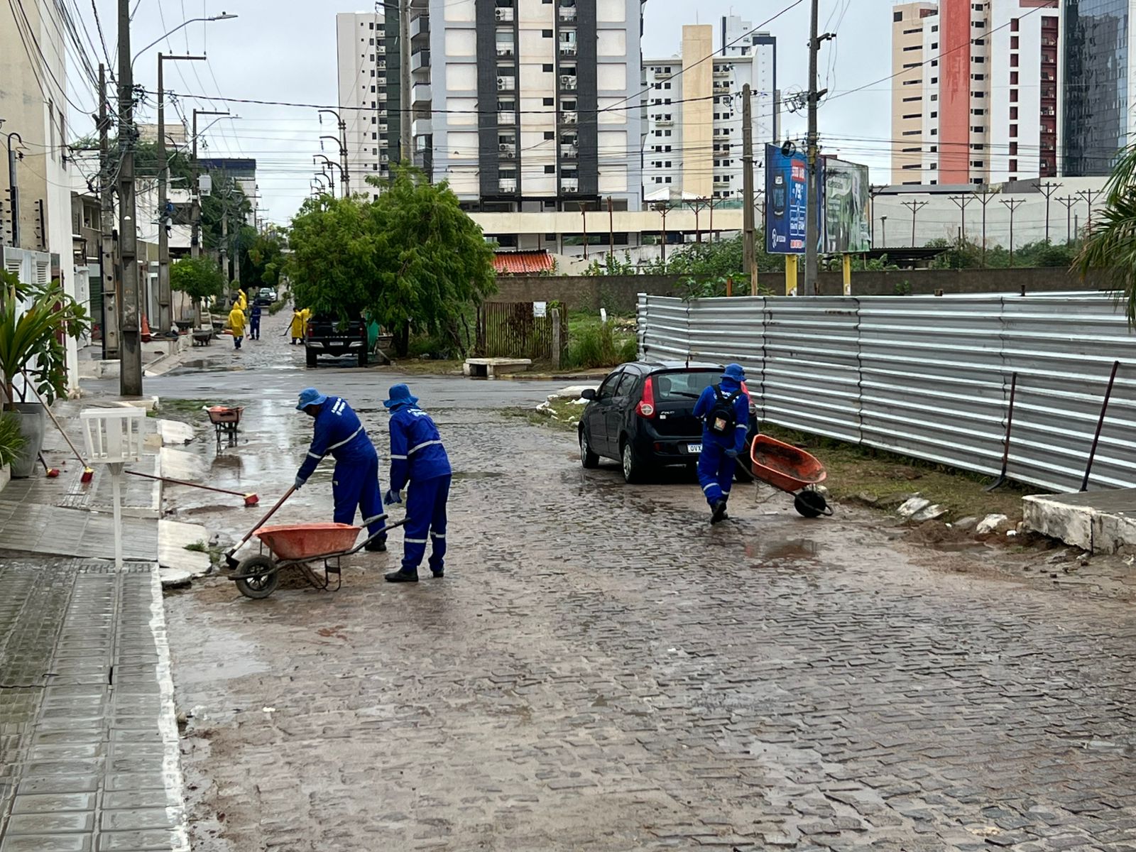 Prefeitura de Petrolina trabalha por toda a cidade para minimizar os efeitos da chuva