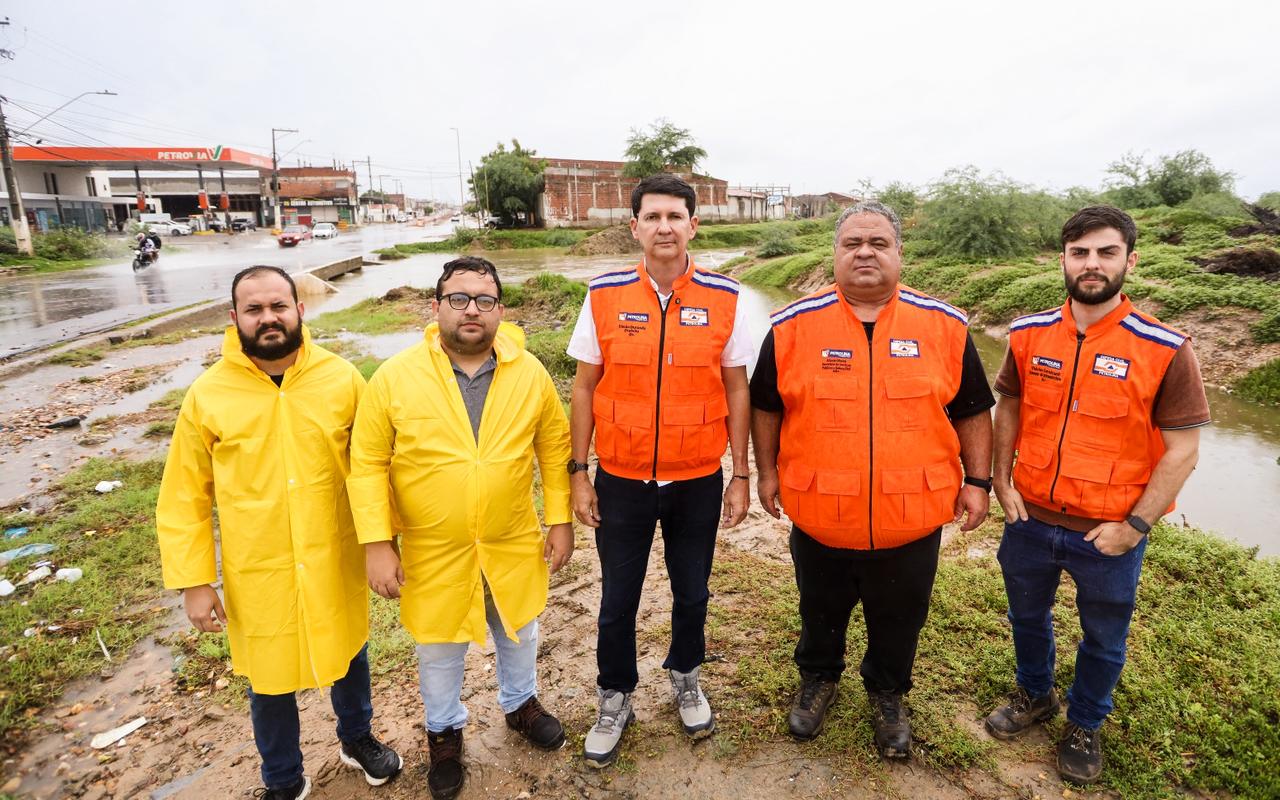 Prefeito Simão mobiliza equipes para ações emergenciais e monitoramento das chuvas