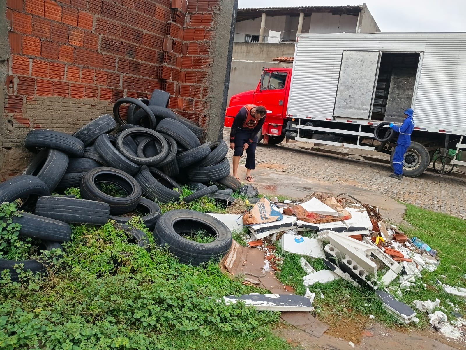 Força-tarefa do Petrolina + Limpa recolhe mais de três toneladas de pneus descartados irregularmente