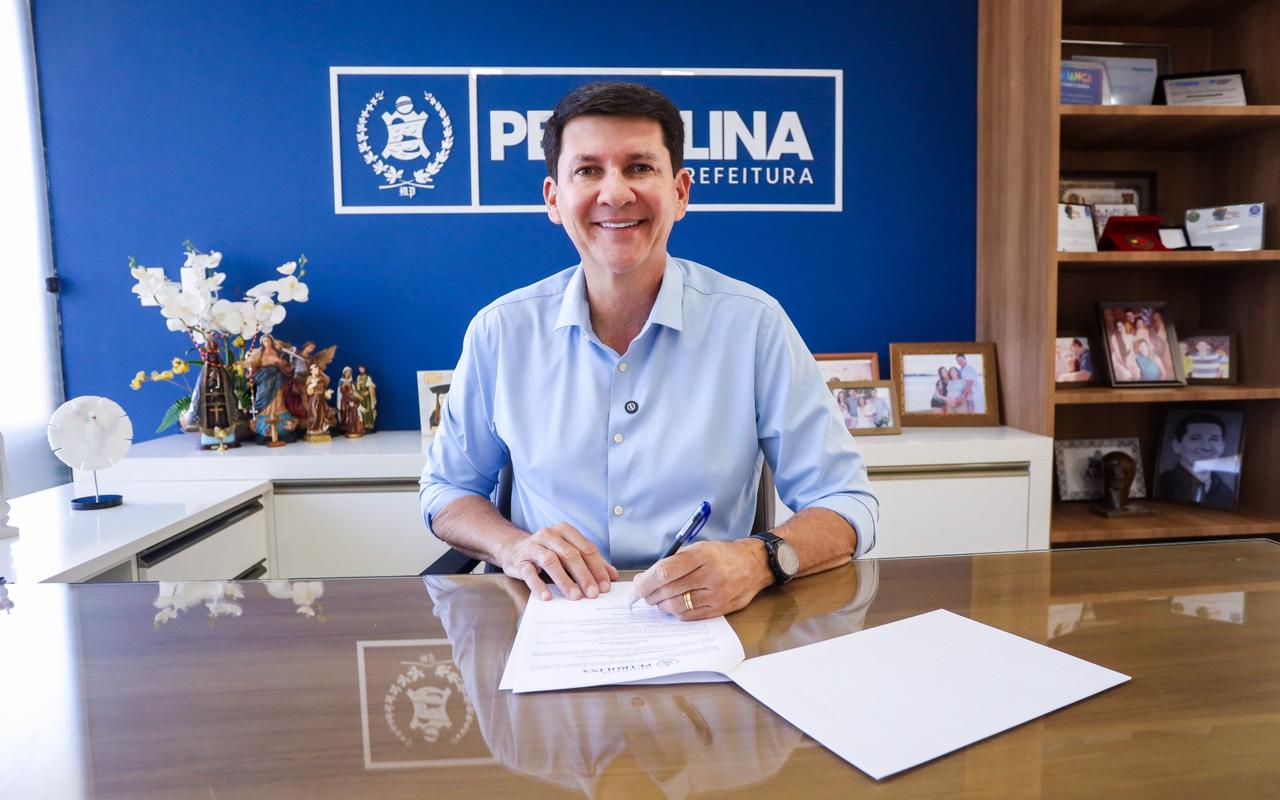 Prefeito Simão Durando sanciona projeto que garante Pix Tecnológico para professores e secretários escolares