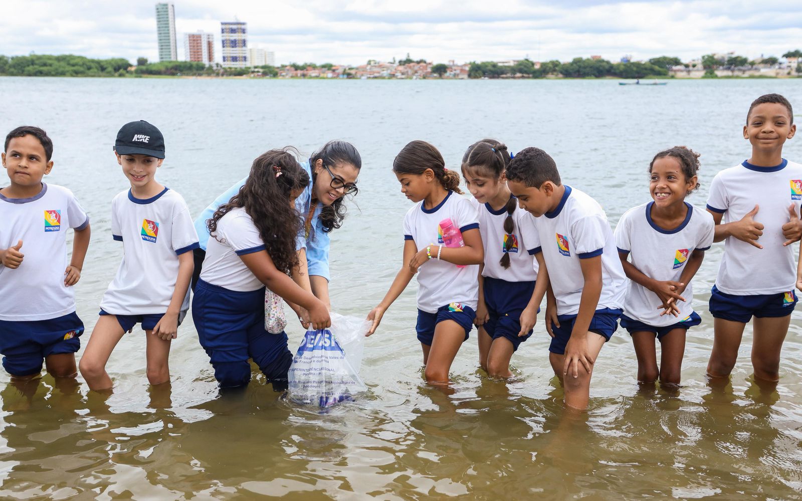 Rio São Francisco recebe mais de 50 mil peixes em iniciativa promovida pela Prefeitura
