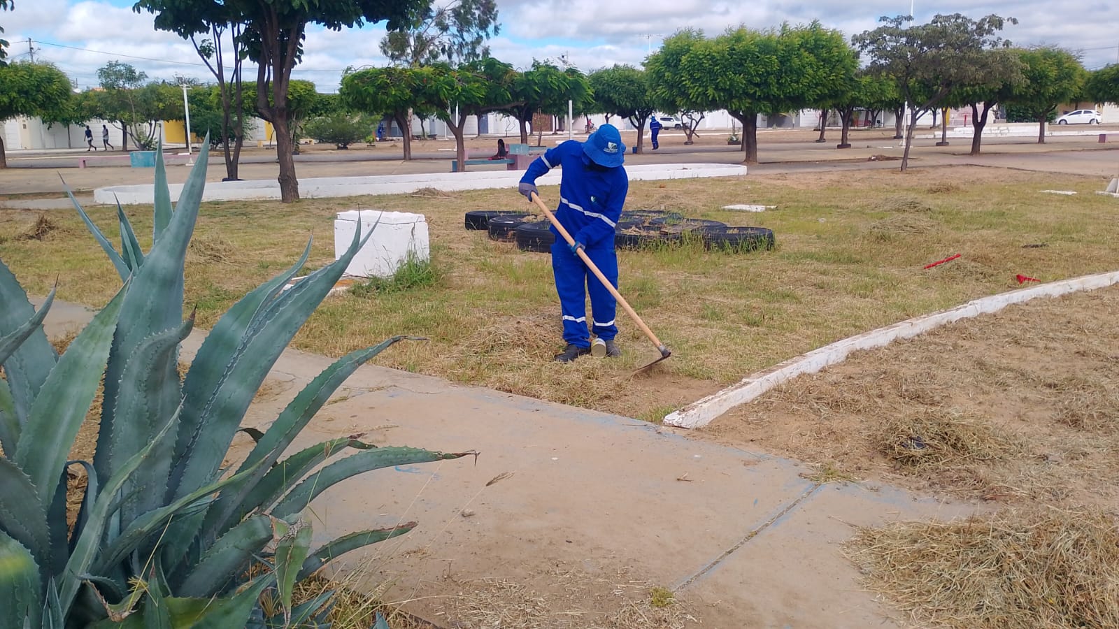 Prefeitura de Petrolina dá continuidade à manutenção de praças e áreas verdes