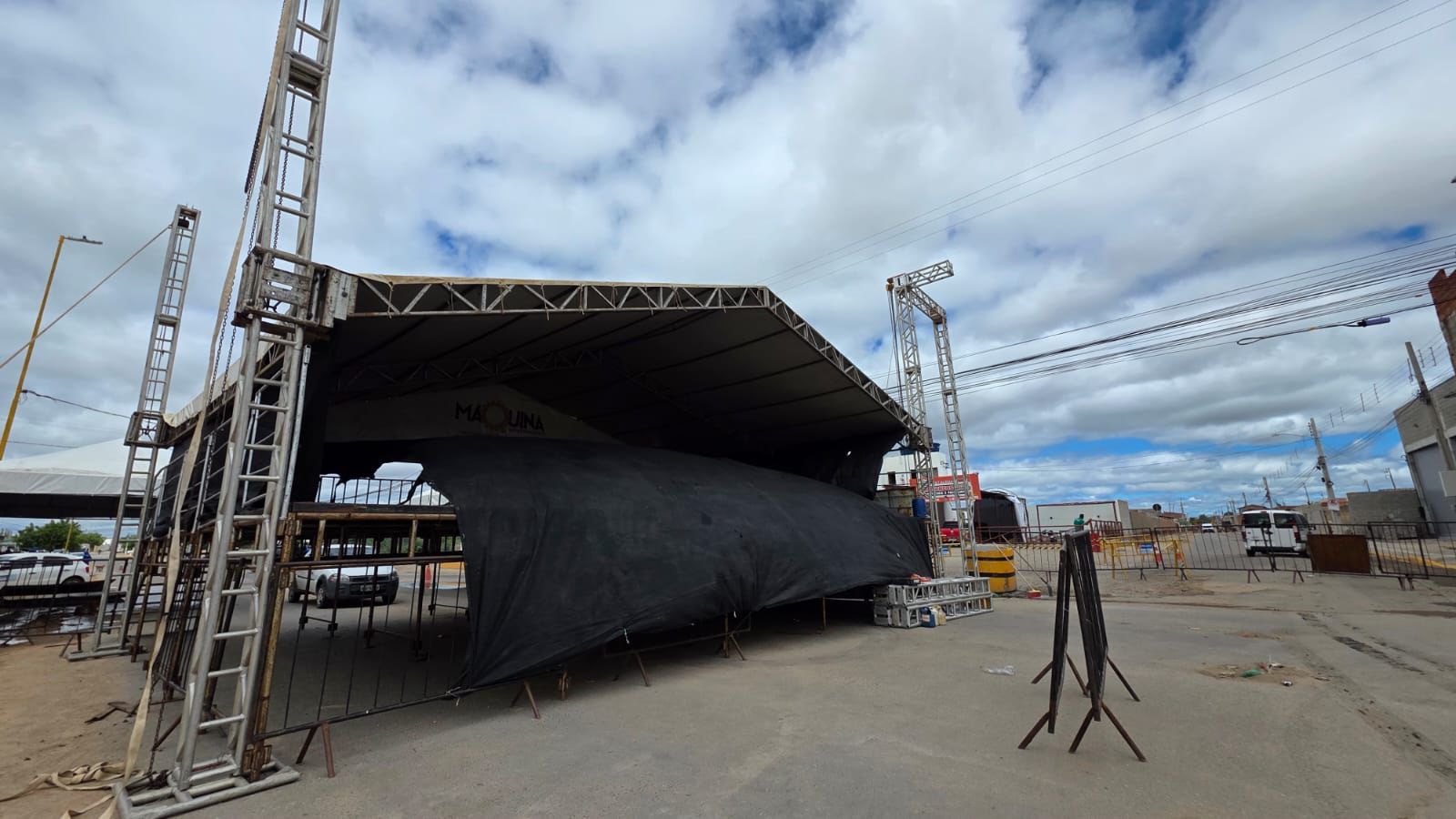 Pra Sempre São João: Estrutura do evento avança no bairro Pedro Raimundo e clima junino toma conta de Petrolina