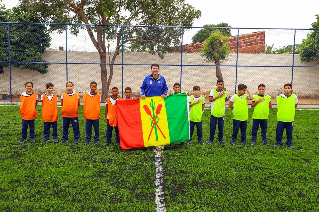 Simão Durando entrega primeiro campo de grama sintética em escola de Petrolina