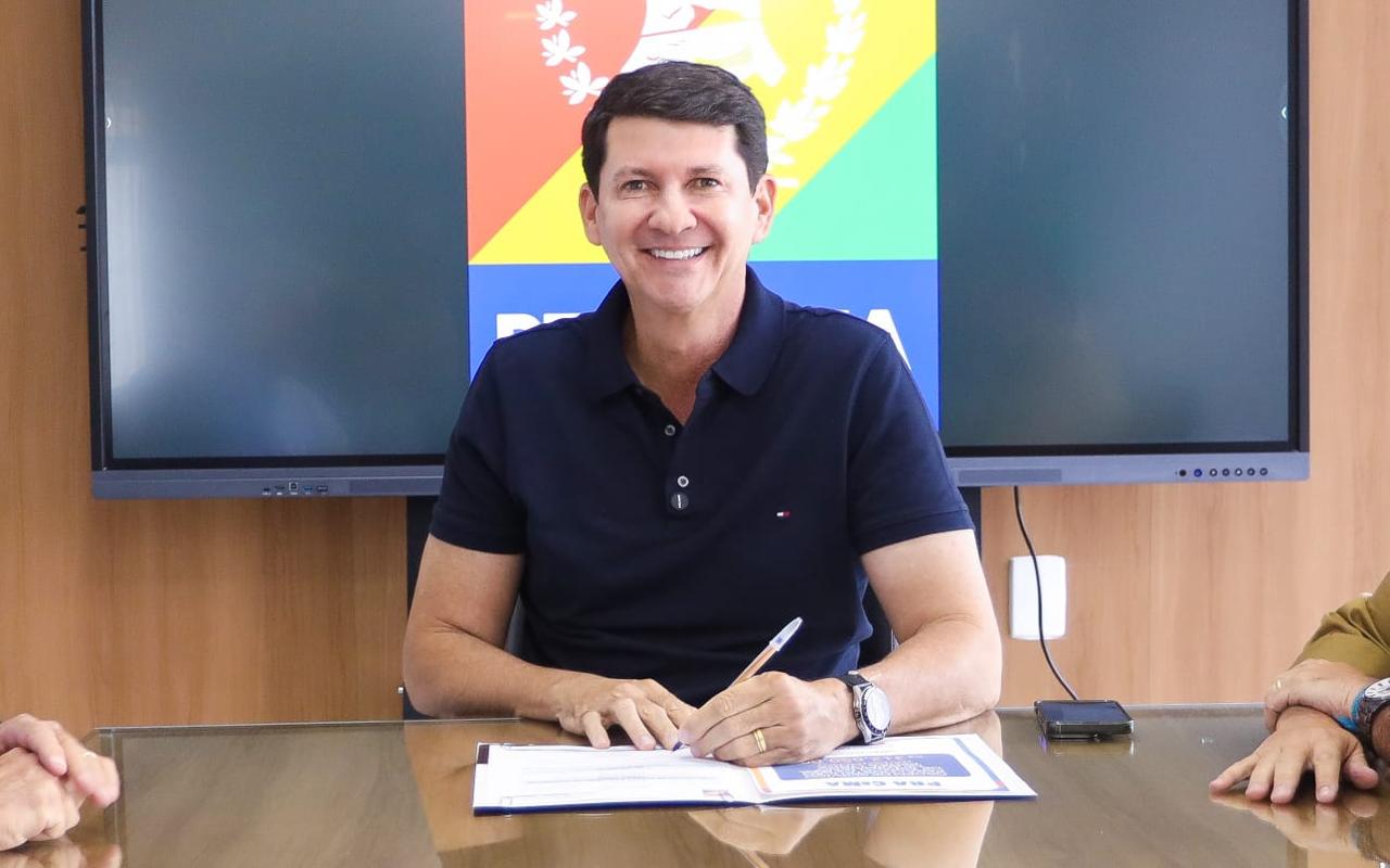 Prefeito Simão antecipa primeira parcela do 13º salário e movimenta R$ 32 milhões na economia de Petrolina