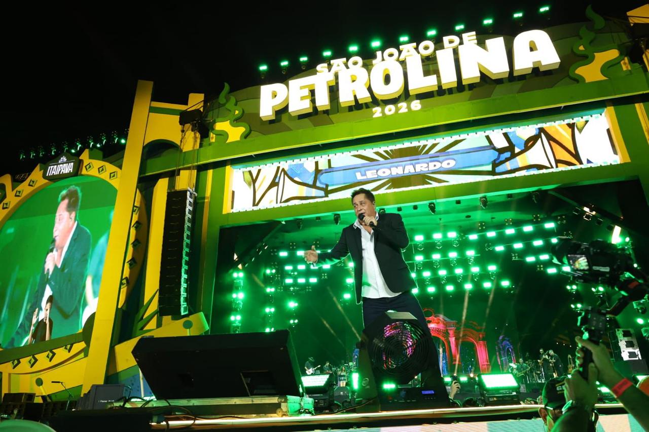 Leonardo relembra grandes sucessos e emociona público no São João de Petrolina