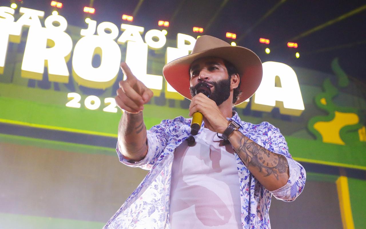 Entre o sertanejo e o forró, Gusttavo Lima entrega um espetáculo de emoção em Petrolina