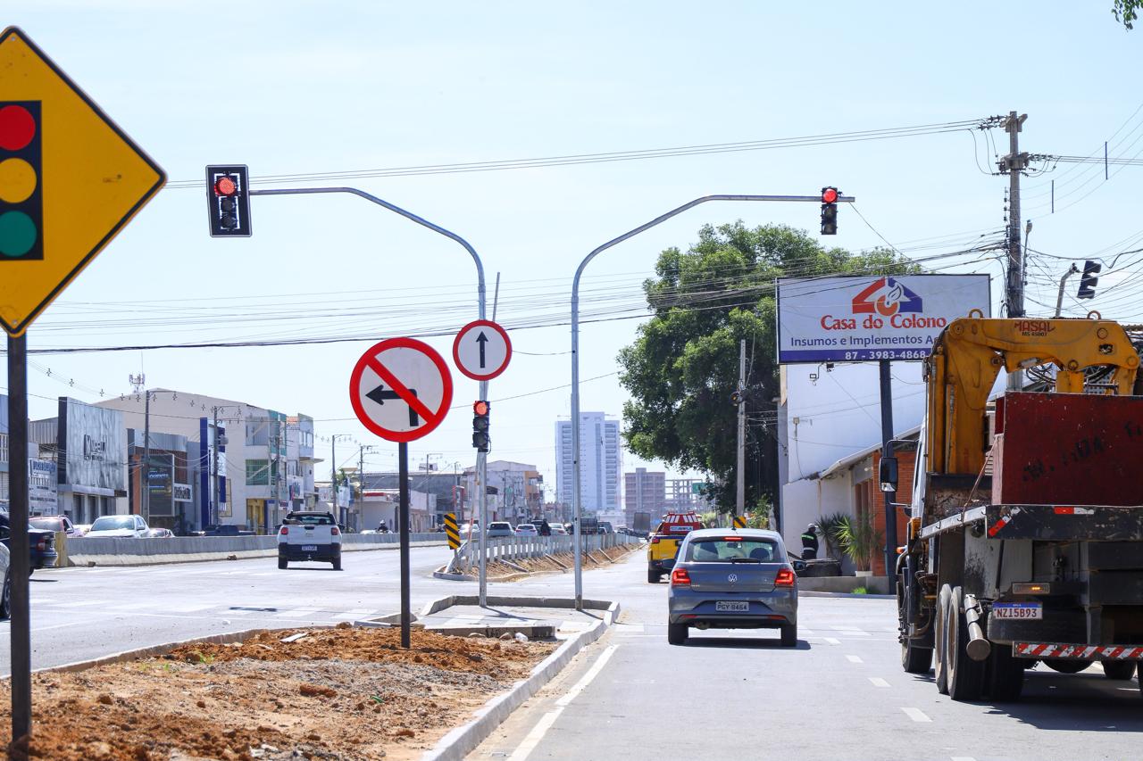 População comemora reativação do semáforo do cruzamento das avenidas Honorato Viana e Integração em Petrolina